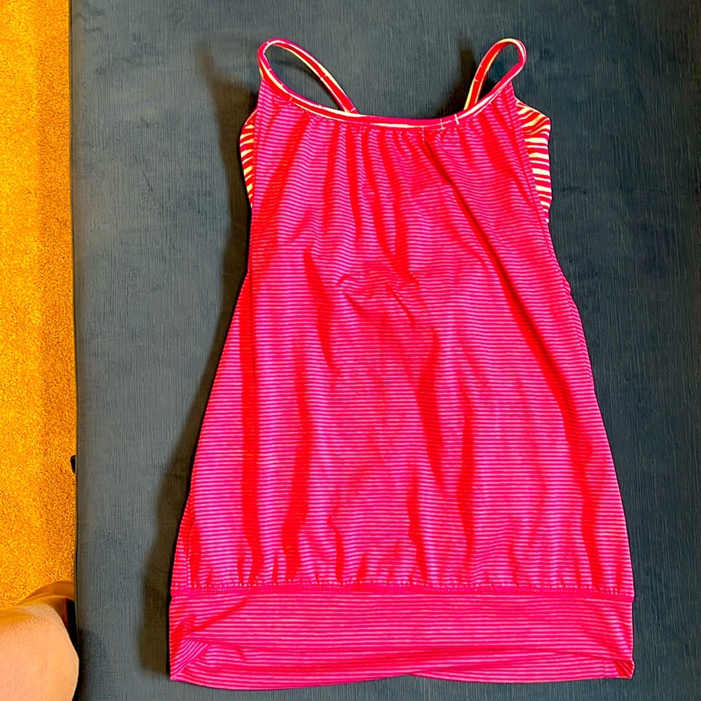 Dark pink and white yoga workout top, billowy with built-in shelf bra. Soybu